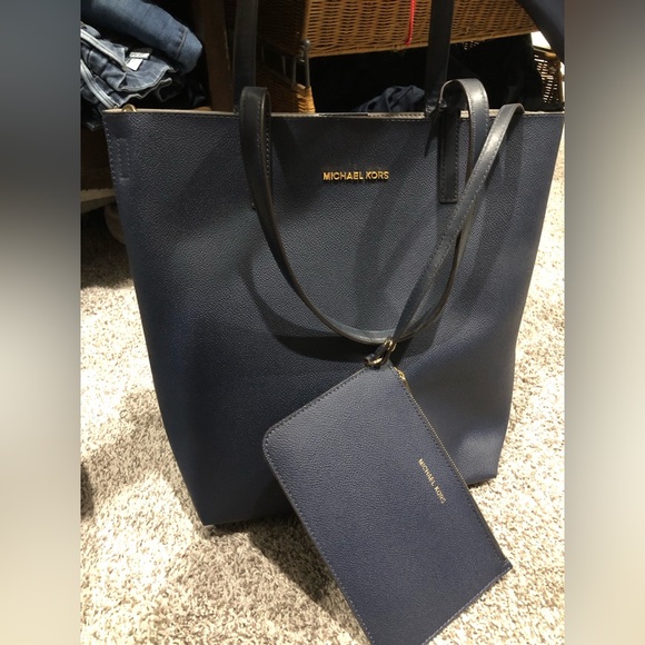 Michael Kors Bucket Purse New without tags (Authentic) - Picture 3 of 4